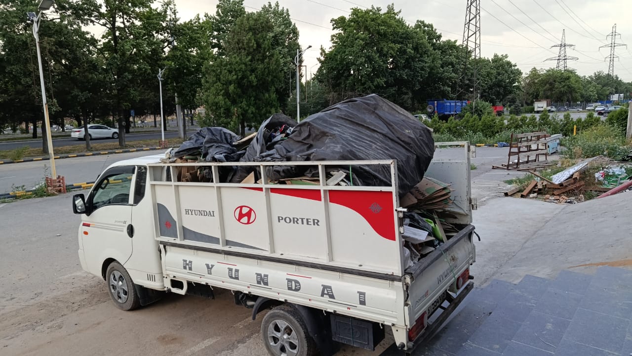 Белый грузовой Porter на городской улице