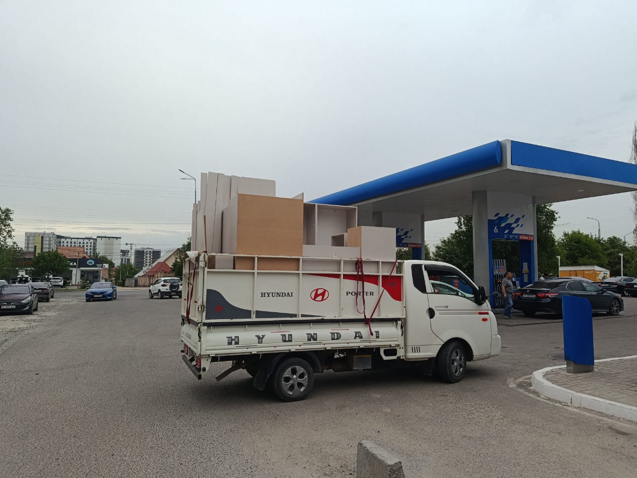 Мебель в кузове белого Hyundai Porter