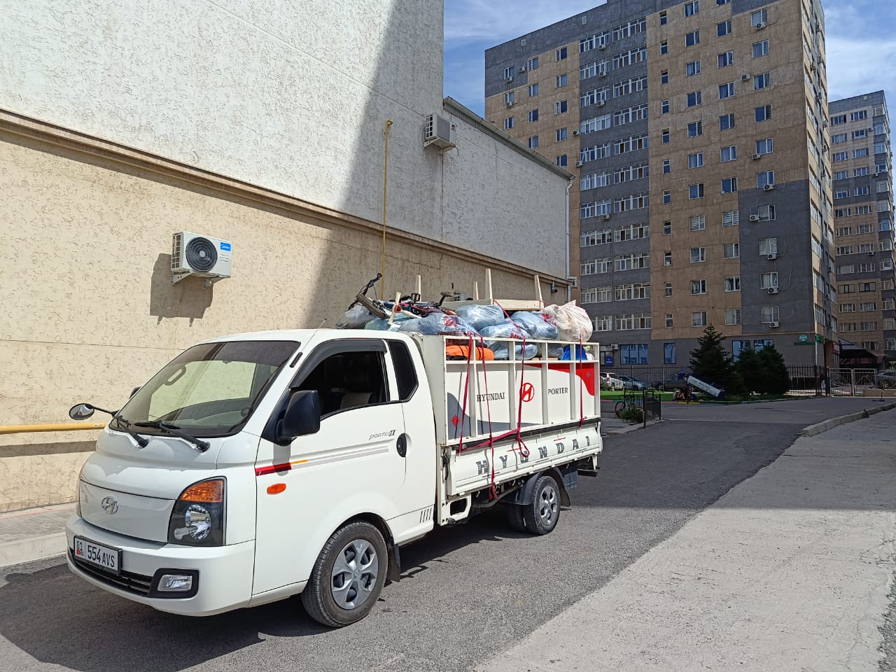 Hyundai Porter с грузом у жилого дома в Бишкеке