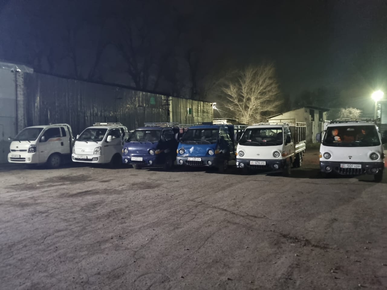 Несколько грузовых автомобилей на стоянке